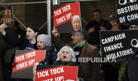  Pengunjuk rasa berdemonstrasi di depan New York Criminal Court menjelang pembacaan dakwaan mantan Presiden AS Donald Trump di New York, AS, 21 Maret 2023. Trump disinyalir akan menjadi presiden AS pertama yang didakwa, terkait kasus uang tutup mulut yang dibayarkan kepada bintang film porno Stormy Daniels.