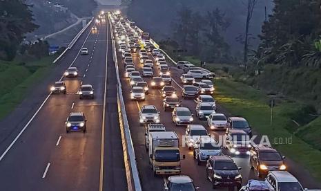 Rekayasa lalu lintas satu arah lokal, terpantau di KM 428 ruas tol Semarang- Solo di wilayah Kelurahan Susukan, Kecamatan Ungaran Timur, Kabupaten Semarang, Jawa Tengah, rabu (19/4) petang. Rekayasa lalu lintas ini diberlakukan dari GT Kalikangkung (KM 414) hingga KM 439, setelah gelombang kedatangan kendaraan pemudik dari arah Jakarta dan Jawa Barat melonjak hingga terjadi kepadatan arus lalu lintas menuju arah Solo.