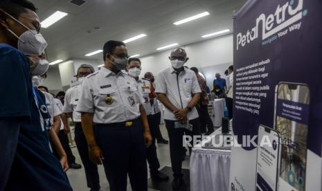 Gubernur DKI Jakarta Anies Baswedan bersama Direktur Utama PT MRT Jakarta William P Sabandar melihat stan yang memamerkan aplikasi untuk membantu penyandang disabilitas di Stasiun Bundaran HI, Jakarta, Jumat (3/12). Hari Disabilitas Internasional yang diperingati setiap tanggal 3 Desember itu untuk mendukung peningkatan martabat, hak dan kesejahteraan para penyandang disabilitas di lingkungan masyarakat. Republika/Putra M. Akbar