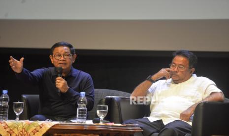 Pasangan Calon Gubernur dan Wakil Gubernur Jakarta Pramono Anung dan Rano Karno saat mengikuti dialog publik di Teater Kecil Taman Ismail Marzuki (TIM), Jakarta, Senin (23/9/2024). Dewan Kesenian Jakarta (DKJ) menyelenggarakan dialog publik dan penyampaian aspirasi para pegiat seni bersama Calon Gubernur dan Calon Wakil Gubernur Jakarta dengan tajuk Seni dan Budaya Sebagai Pilar Pengembangan Jakarta Kota Global. Kegiatan ini mengajak para calon untuk mendengarkan temuan-temuan lapangan para pegiat seni tentang bagaimana seni dan budaya akan berperan dalam pembangunan kota global Jakarta.