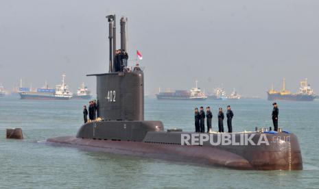 FOTO ARSIP - Sejumlah prajurit TNI-AL awak kapal selam KRI Nanggala-402 berada di atas lambung kapal setibanya di Dermaga Koarmatim, Ujung, Surabaya, Jatim, Senin (6/2/2012). Kapal selam tersebut kembali bergabung dengan TNI AL usai menjalani perbaikan menyeluruh di galangan kapal Daewoo Shipbuilding & Marine Engineering, Okpo, Korea Selatan. 