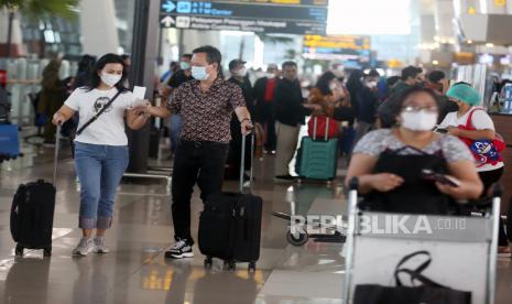 Calon penumpang berjalan di selasar terminal untuk melakukan lapor diri di Terminal 3 Bandara Soekarno Hatta, Tangerang, Banten, Jumat (15/7/2022). Pemerintah lewat Satuan Tugas (Satgas) Penanganan COVID-19 menerbitkan aturan terbaru perjalanan dalam negeri yang berlaku mulai Minggu (17/7) dimana penumpang pesawat yang akan berpergian wajib vaksinasi tahap ke tiga atau vaksinasi booster COVID-19. 