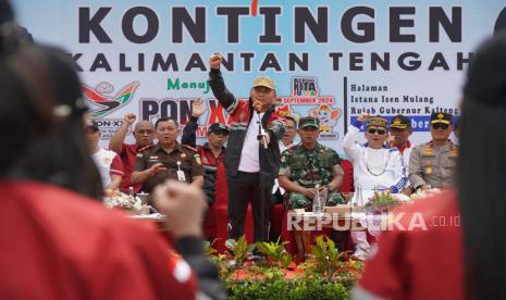 Gubernur Kalimantan Tengah (Kalteng) H. Sugianto Sabran memberikan sambutan saat melepas Kontingen Kalteng yang berlaga pada Pekan Olahraga Nasional (PON) ke-21 Tahun 2024 di Halaman Istana Isen Mulang Rujab Gubernur Kalteng, Rabu (4/9/2024). Provinsi Kalimantan Tengah mengirimkan kontingen atlet sebanyak 382 yang akan bertanding di sejumlah cabang olahraga PON ke-21. 