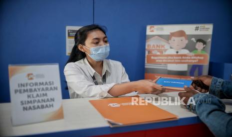 Petugas Lembaga Penjamin Simpanan (LPS) melayani nasabah di Bank Perkreditan Rakyat (BPR) Arthaprima Danajasa, Kota Bekasi, Jawa Barat, Rabu (10/3). Lembaga Penjamin Simpanan (LPS) mencatat jumlah rekening simpanan masyarakat mengalami kenaikan sebesar 16,4 persen menjadi 352.728.934 rekening pada Januari 2021 atau lebih besar dari dibandingkan periode Januari tahun lalu sebanyak 303.132.916 rekening. Republika/Thoudy Badai