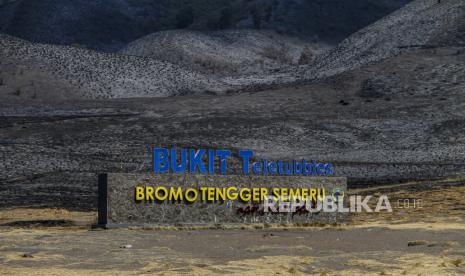 Foto udara kondisi lahan pasca kebakaran di kawasan Gunung Bromo, Probolinggo, Jawa Timur, Jumat (15/9/2023). Balai Besar Taman Nasional Bromo Tengger Semeru memastikan bahwa kebakaran yang terjadi sejak Rabu (6/9) di kawasan hutan dan lahan Gunung Bromo telah berhasil dipadamkan, diperkirakan luas area yang terbakar mencapai 500 hektare.  