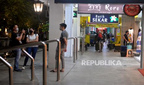 Wisatawan berjalan-jalan pada pekan pertama Malioboro tanpa pedagang kaki lima (PKL) di Malioboro, Yogyakarta, Ahad (6/7/2022). Dari pantauan di lapangan, wisatawan menjadi bebas menikmati jalur pedestrian Malioboro. Selain itu, lokasi PKL yang baru Teras Malioboro juga ramai dikunjungi oleh wisatawan. Meskipun kata PKL omzetnya belum sebanding dengan yang lama pada pekan pertama ini.