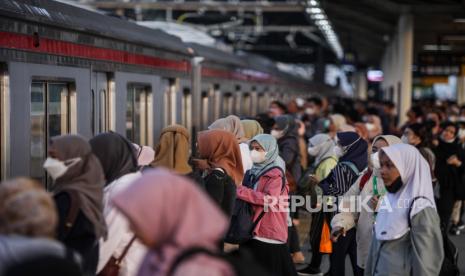 Sejumlah penumpang bersiap menaiki KRL di Stasiun Manggarai, Jakarta, Senin (29/4/2024). 