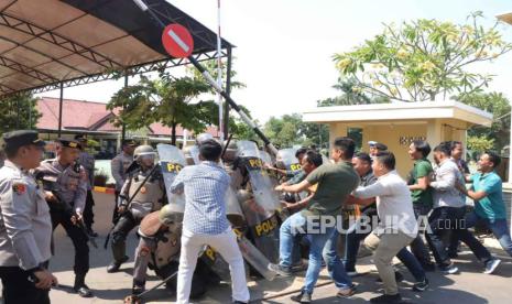 Polres Indramayu menggelar simulasi pengamanan Mako Polres untuk meningkatkan kesiapsiagaan personil menghadapi Pemilu Tahun 2024. 