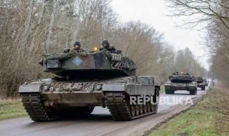 File foto tentara Polandia dengan tank Leopard 2 buatan Jerman maju di tempat latihan Militer Biedrusko di Biedrusko, Polandia Barat, 24 Maret 2014 (diterbitkan ulang 23 Januari 2023). Tank Leopard milik Polandia pertama telah tiba di Ukraina pada Jumat (24/2/2023).