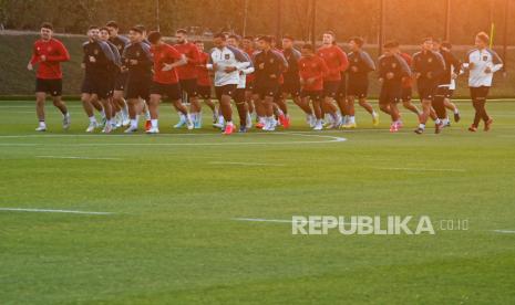 Sejumlah pesepak bola timnas Indonesia melakukan latihan di Lapangan Al Egla 2, Usail, Qatar, Rabu (17/1/2024). Timnas Indonesia akan bertanding melawan timnas Vietnam pada pertandingan kedua grup D Piala Asia 2023 di Qatar pada Jumat (19/1/2024). 