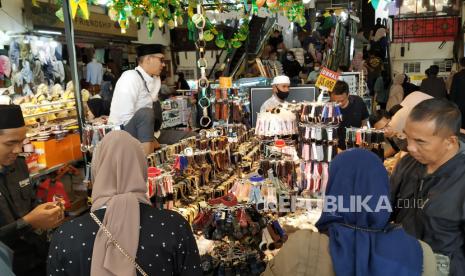 Saat Ramadhan, sentra pakaian Pasar Baru, Kota Bandung, ramai pengunjung, Rabu (29/3/2023). Pengunjung umumnya berburu pakaian diskon, busana muslim dan bermacam perlengkapan ibadah.