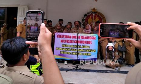 Paguyuban perangkat desa se-Daerah Istimewa Yogyakarta (DIY) menggelar aksi unjuk rasa di Gedung DPRD DIY, Yogyakarta, Kamis (26/1/2023). Mereka mendatangi DPRD DIY menolak rencana revisi Undang-Undang No 6 Tahun 2014 tentang Desa. Selain itu, mereka juga meminta masa jabatan tidak disesuaikan dengan kepala desa dan masa kerja perangkat desa sampai 60 tahun.