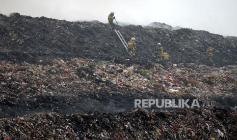 Petugas pemadam kebakaran gabungan memadamkan kebakaran di Tempat Pembuangan Akhir (TPA) Putri Cempo, Mojosongo, Surakarta, Jawa Tengah, Ahad (17/9/2023). Blok B TPA Putri Cempo terbakar pada Sabtu (16/9/2023) siang sekitar pukul 13.00 WIB yang dipicu oleh cuaca panas yang tinggi menyebabkan tumpukan gas metana terbakar. Pemadaman dilakukan secara gabungan yang melibatkan petugas pemadam kebakaran dari DIY dan Kabupaten lain di Jawa Tengah. Hingga Ahad (17/9/2023) beberapa titik api dan kepulan asap tebal masih terlihat di lokasi kebakaran.