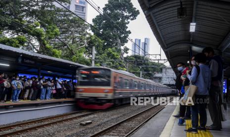 Calon penumpang menunggu kedatangan KRL Commuter Line di Stasiun Sudirman, Jakarta, Senin (19/12/2022). 