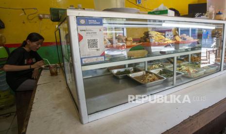 Warga menyantap makanan di salah satu warung makan di Sawah Besar, Jakarta, Senin (26/7/2021). Pemerintah menyesuaikan aturan Pemberlakuan Pembatasan Kegiatan Masyarakat (PPKM) level 4 pada pelaku usaha kuliner dengan mengizinkan warung makan, pedagang kaki lima, lapak jajanan dan sejenisnya untuk buka dengan protokol kesehatan yang ketat sampai dengan pukul 20.00, menerima maksimal pengunjung makan di tempat tiga orang dan waktu makan maksimal 20 menit. 