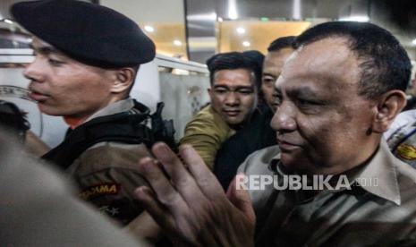 Ketua KPK nonaktif Firli Bahuri saat akan menaiki mobil usai menjalani pemeriksaan di gedung Bareskrim Polri, Jakarta Selatan, Rabu (27/12/2023).