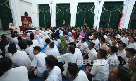 Di depan ratusan satpam, cleaning service dan para pegawai, Gubernur Jawa Barat Ahmad Heryawan (Aher) menyampaikan ucapan terima kasih dimasa terakhir jabatannya, di Gedung Sate, Kota Bandung, Selasa (12/6).