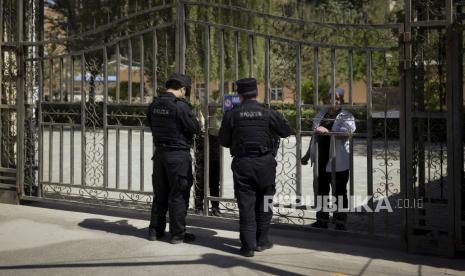 Petugas polisi meminta masuk ke sebuah masjid di Changji di luar Urumqi, Daerah Otonomi Uighur Xinjiang, China, Kamis (6/5). China sedang mencoba untuk bergerak dari tindakan keras keamanan di Xinjiang, sekitar  lebih dari satu juta etnis Uyghur ditahan di pusat-pusat pendidikan ulang sejak 2016, menurut para ahli dan peneliti PBB, tindakan tersebut sebagai upaya untuk memberantas ekstremisme. REUTERS/Thomas Peter  SEARCH 