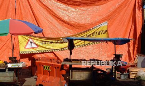 Penutupan sementara TPS Sederhana di Jalan Sederhana, Kota Bandung berdampak kepada tumpukan sampah berceceran di sejumlah ruas Jalan Sukajadi, Jalan Jurang dan Jalan Sederhana, Selasa (17/10/2023). 