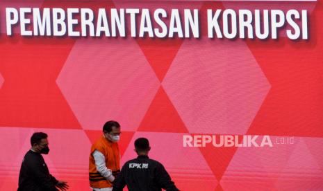 Tersangka sekretaris Mahkamah Agung (MA) Hasbi Hasan mengenakan pakaian tahanan saat dihadirkan dalam konferensi pers pengumuman penahanan tersangka di Gedung Merah Putih KPK, Jakarta, Rabu (12/7/2023). KPK resmi melakukan penahanan terhadap tersangka Hasbi Hasan terkait kasus dugaan suap pengurusan perkara di lingkungan MA.