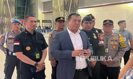 Dirjen Imigrasi Kemenkumham Silmy Karim saat meninjau pemeriksaan imigrasi di Bandara Soetta. 