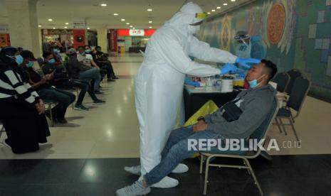 Seorang pekerja migran Indonesia (PMI) mengikuti tes usap (swab test) PCR COVID-19 di Gedung World Trade Center, Kuala Lumpur, Malaysia, Kamis (4/3/2021). Aliansi Ormas Indonesia (AOMI) di Malaysia dan Pantai Hospital memfasilitasi tes usap tersebut kepada 150 orang PMI yang akan melakukan penerbangan menuju Surabaya pada Sabtu (6/3) lusa. ANTARA FOTO/Agus Setiawan/hp.