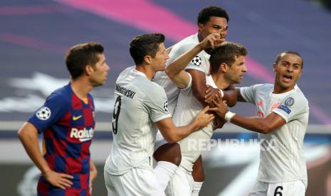  Thomas Mueller (2-R) dari Bayern Munich merayakan dengan rekan satu tim setelah mencetak keunggulan 1-0 selama pertandingan perempat final Liga Champions UEFA antara Barcelona dan Bayern Munich di Lisbon, Portugal, 14 Agustus 2020.