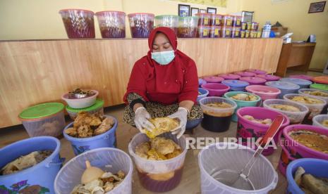 Seorang perempuan melakukan proses pemerasan sarang madu hutan Sumbawa sebelum dikemas di UMKM Madu Lestari Sumbawa di Desa Semongkat, Kecamatan Batulanteh, Kabupaten Sumbawa, NTB, Sabtu (25/7/2020). Produk madu hutan Sumbawa yang dihasilkan oleh UMKM Madu Lestari yang merupakan binaan PLN tersebut dijual mulai harga Rp30 ribu (kemasan isi150 ml) hingga Rp200 ribu (kemasan isi satu liter) yang dipasarkan selain untuk kebutuhan dalam negeri juga diekspor ke Singapura, Korea Utara, dan Malaysia