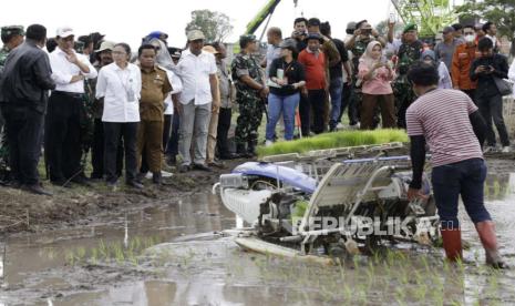 Menteri Pertanian Andi Amran Sulaiman saat hadir di acara Gerakan Percepatan Tanam Padi di Desa Kayu Loe Timur, Kecamatan Turatea, Kabupaten Jeneponto, Sulawesi Selatan. 