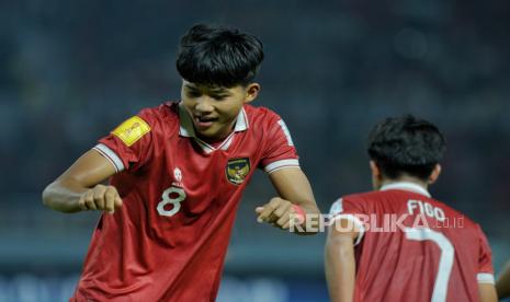 Pemain Timnas Indonesia Arkhan Kaka melakukan selebrasi usai berhasil mencetak gol saat bertanding melawan Timnas Panama pada babak penyisihan Piala Dunia U17 di Stadion Gelora Bung Tomo, Surabaya, jawa Timur, Senin (13/11/2023).