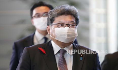  Koichi Hagiuda, tengah, menteri Ekonomi, Perdagangan dan Industri yang baru diangkat, tiba di kediaman resmi perdana menteri Senin, 4 Oktober 2021, di Tokyo.