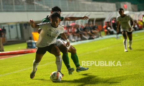 Sayap kanan RANS Nusantara, Irfan berhasil melewati bek kiri PSS Sleman Abduh Lestaluhu saat pertandingan pekan ke-22 BRI Liga 1 di Stadion Maguwoharjo, Sleman, Yogyakarta, Jumat (8/12/2023). Pada babak pertama PSS Sleman berhasil unggul 1-0 atas RANS Nusantara berkat gol dari tendangan bebas gelandang Jonathan Bustos.