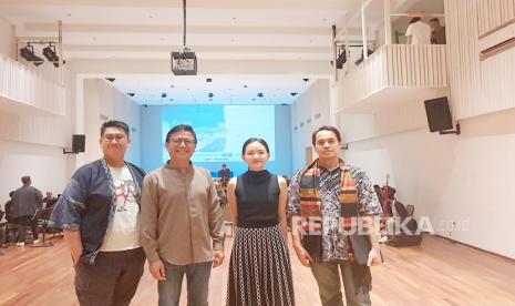 Direktur Musik dan Konduktor JCO Avip Priatna (tengah kiri) dan penyanyi Pepita Salim (tengah kanan). 