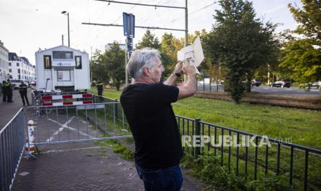 Pemimpin gerakan anti-Islam Pegida cabang Belanda, Edwin Wagensveld merobek salinan Alquran sebagai bagian dari demonstrasi gerakan Pegida di depan kedutaan Turki, di Den Haag, Belanda, Jumat (18/8/2023). Swedia dan Denmark sama-sama mendapat tekanan dalam beberapa pekan terakhir, menyusul pembakaran kitab suci umat Islam, yang memicu ketegangan diplomatik dengan beberapa negara mayoritas Muslim.