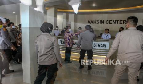 Gubernur Riau Syamsuar (tengah) meninjau Gedung Vaksin Center RS Bhayangkara Pekanbaru saat peresmian gedung tersebut, di Pekanbaru, Riau. Sebanyak 33 dari 83 kelurahan di Kota Pekanbaru masuk zona merah penyebaran Covid-19, atau naik dari pekan sebelumnya yang hanya 26 kelurahan. Sesuai data Dinas Kesehatan Kota Pekanbaru, Senin menunjukkan, 33 kelurahan itu adalah, Labuh Baru Timur, Sidomulyo Timur, Sidomulyo Barat, Tangkerang Utara, Tangkerang Selatan, Delima, Rejosari, Air Dingin, dan Maharatu.