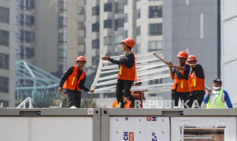 Pekerja menyelesaikan pembangunan Rumah Sakit Modular Darurat COVID-19 di Tanjung Duren, Jakarta, Rabu (28/7/2021). Pembangunan Rumah Sakit Modular Darurat COVID-19 milik PT Pertamina Bina Medika (Pertamedika) Indonesia Healthcare Corporation (IHC) tersebut sudah mencapai 56 persen dan ditargetkan akan beroperasi pada Agustus 2021.