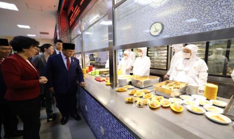 Capres pemenang Pilpres 2024, Prabowo Subianto meninjau pelaksanaan program makan siang gratis di Beijing No. 2 Middle School di Dongcheng District, Kota Beijing, China, Selasa (2/4/2024).  