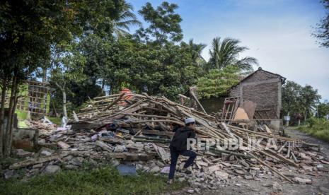 Warga berada di depan rumah yang rusak pasca gempa bumi di Kampung Selakawung, Kecamatan Cilaku, Kabupaten Cianjur, Selasa (22/11/2022). Berdasarkan data dari BPBD Kabupaten Cianjur hingga Senin (21/11/2022) pukul 20.00 WIB jumlah bangunan dan rumah rusak akibat gempa bumi mencapai 2.345 unit serta 13.784 orang mengungsi.