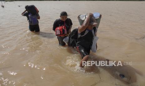 Badan Penanggulangan Bencana Daerah (BPBD) Provinsi Banten mengevakuasi warga korban bencana banjir dan angin kencang (Foto: ilustrasi)