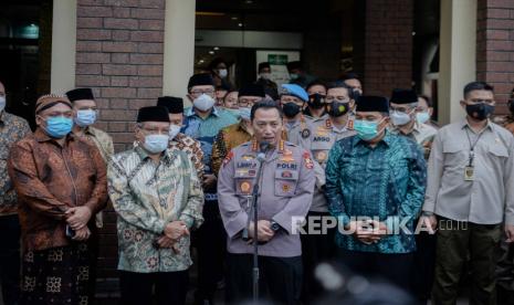 Kapolri akan Sinergikan Ulama dan Ulama. Foto: Ketua Umum Pengurus Besar Nahdlatul Ulama (PBNU) Said Aqil Siradj (kedua kiri) didampingi Sekjen PBNU Helmy Faishal Zaini (kedua kanan) bersama  Kapolri Jenderal Pol Listyo Sigit Prabowo (tengah) melakukan konferensi pers di Gedung PBNU, Jakarta, Kamis (28/1). Kapolri Jenderal Pol Listyo Sigit Prabowo menyambangi kantor PBNU dalam rangka silaturahmi usai dilantik sebagai Kepala Kepolisian Republik Indonesia pada Rabu (27/1). Republika/Thoudy Badai