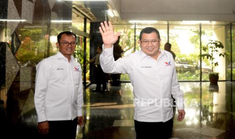 Ketua Umum Partai Perindo Hary Tanoesoedibjo menyapa wartawan saat tiba untuk melakukan pertemuan di Gedung High End, Jakarta, Rabu (13/9/2023). Empat ketua umum partai politik pengusung bakal calon presiden (capres) Ganjar Pranowo menggelar rapat perdana yang membahas antara lain pemantapan Tim Pemenangan Nasional (TPN) dan agenda-agenda strategis lainnya