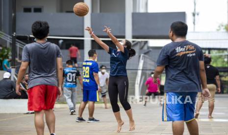 Sejumlah pasien yang terkonfirmasi positif Covid-19 bermain bola basket di Rumah Sakit Darurat Covid-19 (RSDC) Wisma Atlet, Kemayoran, Jakarta.