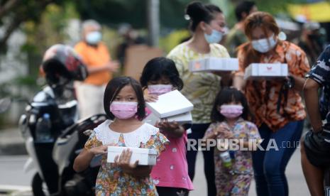 Sejumlah anak mengambil makanan berbuka puasa gratis di Jalan Cempaka Putih Tengah, Jakarta, Ahad (18/4). Sekitar 400-600 paket takjil yang disajikan mulai dari kue, kolak, gorengan, mie ayam, nasi kotak, serta es buah dibagikan secara gratis setiap harinya pada pukul 17.00 selama bulan ramadhan dengan menerapkan protokol kesehatan. Tips Menyiapkan Anak-Anak Menyambut Ramadhan