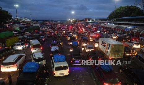 Sejumlah kendaraan mengantre untuk memasuki kapal di Pelabuhan Merak, Banten, Sabtu (30/4/2022). Pengelola pelabuhan PT ASDP Indonesia Ferry memprediksi puncak arus mudik Pelabuhan Merak akan berlangsung hingga H-2 atau 30 April 2022. 