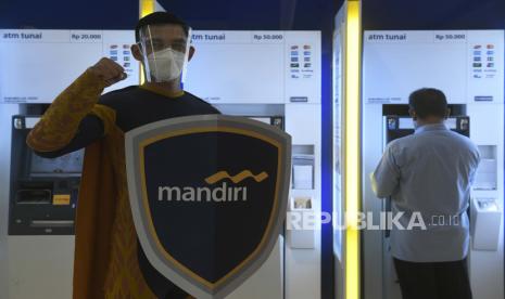 Maskot Mandiri COVID Rangers berpose di area anjungan tunai mandiri (ATM) Plaza Mandiri, Jakarta, Selasa (21/7/2020). Sebagai dukungan kepada pemerintah dalam memutus penyebaran COVID-19, Bank Mandiri meluncurkan COVID Rangers sebagai maskot dalam penerapan protokol kesehatan di lingkungan kerja Bank Mandiri. ANTARA FOTO/Puspa Perwitasari/aww.