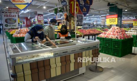 Konsumen berbelanja di sebuah pusat perbelanjaan di Jakarta, Kamis (3/9). Badan Pusat Statistik (BPS) mengaharapkan program Pemulihan Ekonomi Nasional (PEN) yang sudah dicanangkan pemerintah dapat efektif membentu penguatan daya beli masyarakat.Prayogi/Republika.