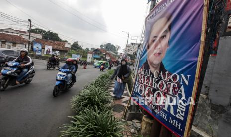 Warga berjalan di dekat spanduk tokoh yang mencalonkan diri dalam Pemilihan Wali Kota dan Wakil Walikota Bogor 2024 di kawasan Gunung Batu, Kota Bogor, Jawa Barat, Jumat (24/5/2024). Meskipun belum memasuki masa sosialisasi jelang Pemilihan Wali Kota dan Wakil Walikota Bogor 2024, sudah banyak alat peraga kampanye berupa spanduk dan poster yang terpasang di jalanan Kota Bogor. Spanduk dan poster yang menampilkan bakal calon Wali Kota dan Wakil Walikota Bogor tersebut terpasang di tempat yang tidak seharusnya sehingga mengganggu keindahan estetika perkotaan.