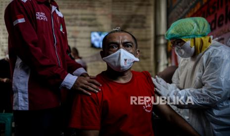 Warga binaan Orang Dalam Gangguan Jiwa (ODGJ) menerima vaksin Covid-19 AstraZeneca dosis pertama di Yayasan Jambrud Biru, Kota Bekasi, Jawa Barat, Rabu (4/8). Dari total 166 orang warga binaan di yayasan tersebut, sebanyak 70 orang yang lolos proses screening dan dapat menerima vaksin Covid-19 dosis pertama pada program vaksinasi merdeka. Republika/Thoudy Badai