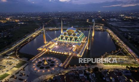  Masjid Raya Al Jabbar di Desain Ramah Disabilitas. Foto:  Foto udara suasana Masjid Raya Al Jabbar di Gedebage, Kota Bandung, Jumat (30/12/2022). Masjid Raya Al Jabbar yang baru saja diresmikan tersebut ramai oleh pengunjung baik dari dalam maupun luar Kota Bandung. Republika/Abdan Syakura