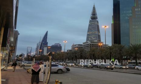 Masyarakat Arab Saudi mengobrol di King Fahd Rd di depan menara Faisaliah, salah satu landmark Riyadh di Riyadh, Arab Saudi, Kamis (5/1/2023). India diperkirakan akan melepaskan gelar negara besar dengan pertumbuhan ekonomi tercepat pada tahun ini. 